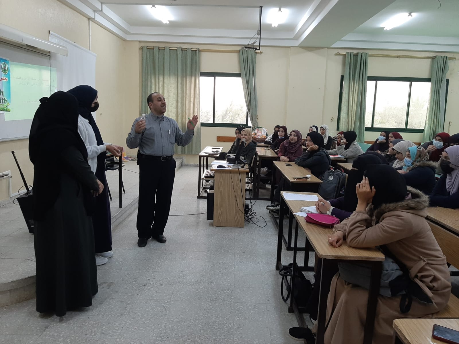 العيادة الطبية في الجامعة الاسلامية و بالتعاون مع مجلس الطالبات تنظم لقاءً صحياً إرشادياً حول مرض العصر كوفيد 19 بعنوان ” صحتك ثروتك”  “Your health is your wealth ؛؛؛ حيث تم استضافة الدكتور خالد الغرابلي والذي تحدث عن مرض كوفيد-١٩ وأسبابه وطرق الوقاية منه ودور المضادات الحيوية في الحد من مضاعفات الإصابة بفايروس كورونا؛؛ و بين الدكتور الغرابلي  أنواع اللقاحات المضادة للفايروس  و اشار إلى أهمية تلقي اللقاح ودوره في الحد من انتشار الفايروس؛؛ ونوه إلى مجموعة من الإرشادات حول فترة الحجر الصحي ودعى الطالبات الى ضرورة إتخاذ كل ما يلزم من ٱجراءات الوقاية والسلامة لتجنب الإصابة بفايروس كوفيد 19  الى جانب عدم التساهل في ارتداء الكمامة والتباعد وعدم المصافحة؛؛