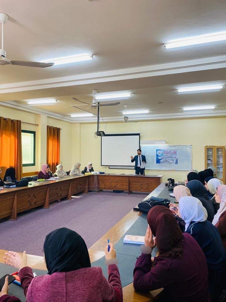 اللقاء الثاني من دورة صياغة العقود القانونية التي عقدها نادي كلية الشريعة والقانون مع الدكتور عمران أبو مسامح.